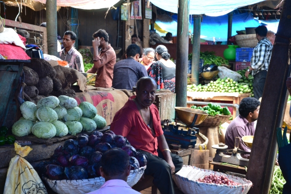 Au milieu des légumes (Devaraja market, Mysore, Karnataka)